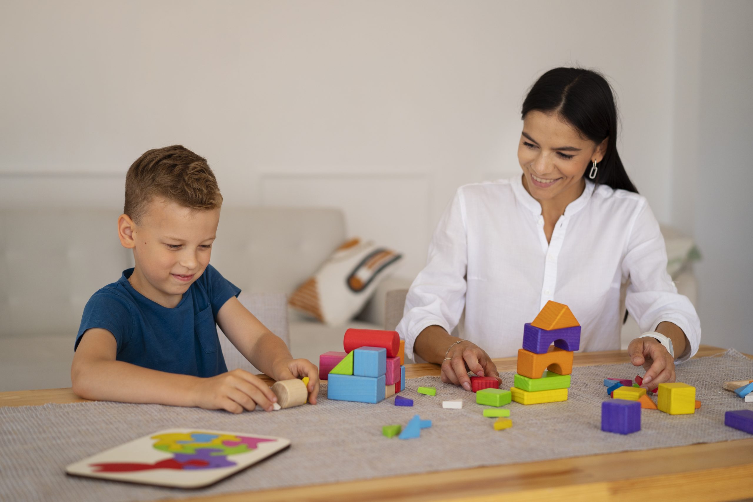 child-with-their-mom-playing-brain-teaser